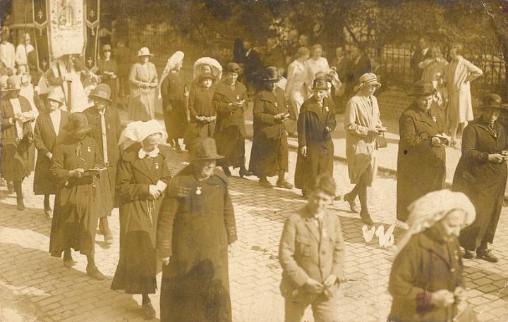 Oma in Kevelaer processie - jaren30.jpg